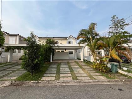 Casa em condomínio à Venda